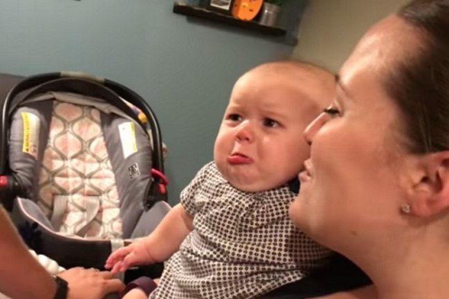 Μωρό κλαίει παραπονιάρικα κάθε φορά που οι γονείς του φιλιούνται (video)